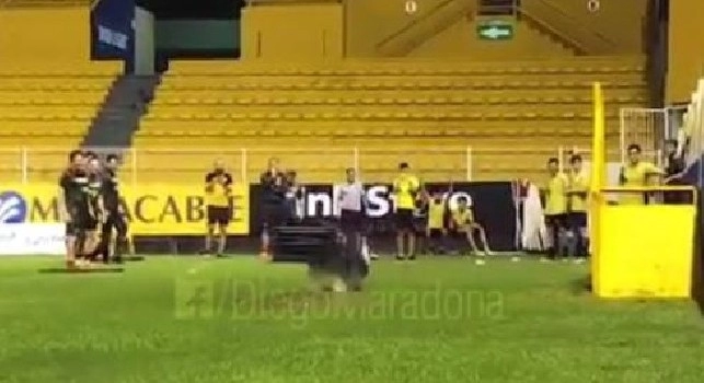 Maradona al termine dell'allenamento: Se questo non è buttarsi nel fango... [VIDEO]