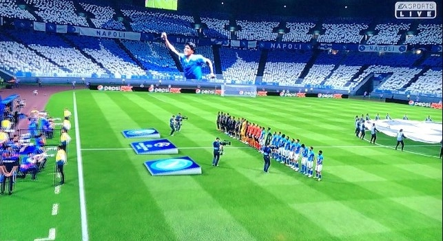 Napoli - PSG al San Paolo con gigantografia Maradona in FIFA 19