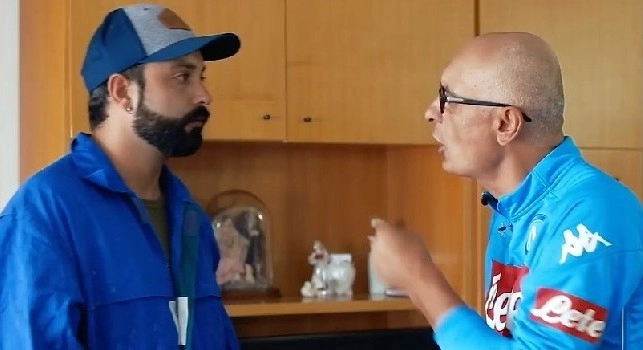 Aiutiamo il Napoli con gadget originali, poi installa il 'pezzotto': esilarante sketch di Ultimo Stadio! [VIDEO]