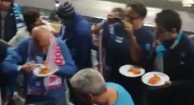 Spunta una lasagna tra i tifosi durante l'intervallo di Napoli-Liverpool! [VIDEO]