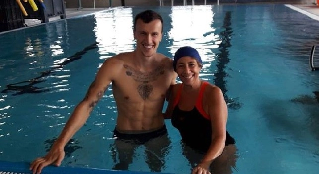 Prosegue la riabilitazione al ginocchio di Chiriches, il difensore beccato in piscina da una tifosa [FOTO CN24]
