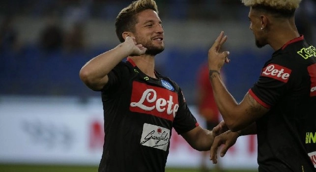 Mertens e Malcuit si divertono in mezzo al campo