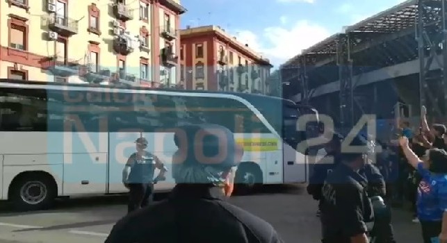 Stadio San Paolo, arriva il pullman del Sassuolo di De Zerbi: tanti fischi per i neroverdi [VIDEO CN24]