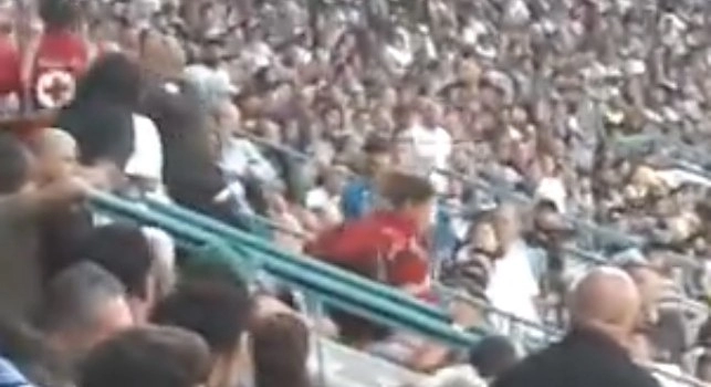 Fuoriprogramma al San Paolo: tifoso colpito da un malore durante Napoli-Sassuolo [VIDEO]
