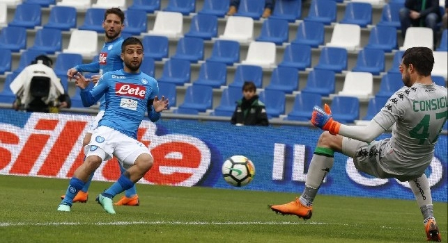 <i>Mortacci tua</i>, Insigne cerca di beffare Consigli con il pallonetto: arriva l'ironica risposta del portiere