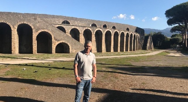 Ancelotti visita gli scavi di Pompei, il tecnico su Twitter: L'arena è un posto speciale [FOTO]