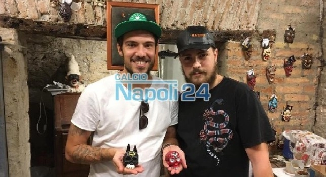 Ancora relax tra i vicoli del centro storico: Simone Verdi si gode le opere del giovane artigiano Davide Ferrari a San Gregorio Armeno [FOTO CN24]