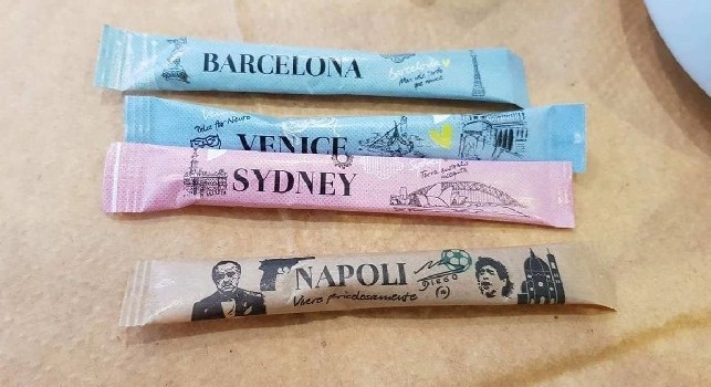 Bustine di zucchero razziste in Grecia, l'azienda si scusa: Non volevamo offendere Napoli! Ritireremo tutto