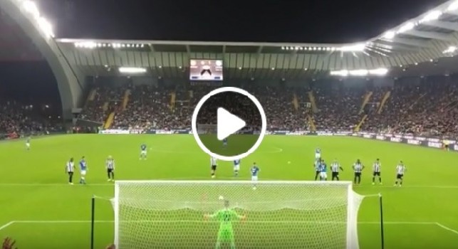 Mertens fa esplodere i tifosi azzurri ad Udine: ecco il rigore ripreso dal settore ospiti [VIDEO]