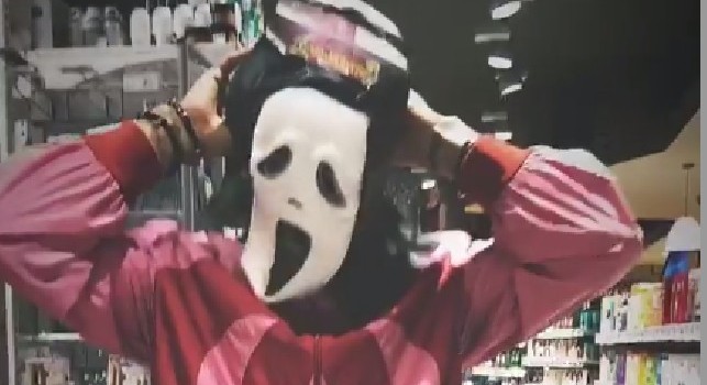 Serata relax per Malcuit: il terzino azzurro scherza indossando una maschera di Halloween [VIDEO]