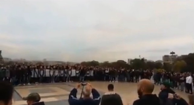 Ultras Napoli intonano Ciro vive sotto la Torre Eiffel, spunta uno striscione Odio Roma [VIDEO]