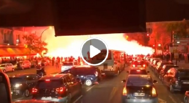 Una marea di napoletani accoglie la squadra a Parigi: atmosfera infuocata! [VIDEO DA BRIVIDI]