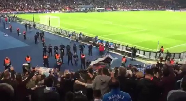 Forza Napoli, so' pazzo 'e te!. Il coro dei napoletani al Parco dei Principi [VIDEO]