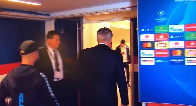 Ancelotti ed Insigne con Verratti a fine gara, i due portano il centrocampista nello spogliatoio azzurro [VIDEO]