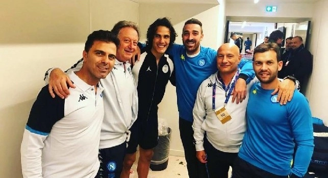 Cavani riabbraccia lo staff medico del Napoli, scatto ricordo negli spogliatoi [FOTO]