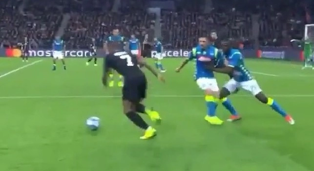 Koulibaly spinge Mario Rui su Mbapp&eacute;