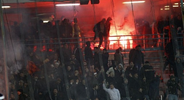 Tifosi della Roma nel settore ospiti dello Stadio San Paolo (Napoli)