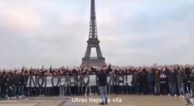 Romano basta**o, noi non siamo spo**i romani!. Ultrà Napoli, cori anti-Roma sotto la Tour Eiffel! [VIDEO]