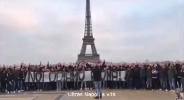 Romano basta**o, noi non siamo spo**i romani!. Ultrà Napoli, cori anti-Roma sotto la Tour Eiffel! [VIDEO]