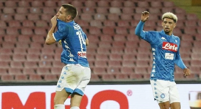 Dries Mertens esulta dopo un gol al San Paolo