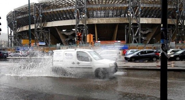 Pioggia allo stadio San Paolo di Napoli