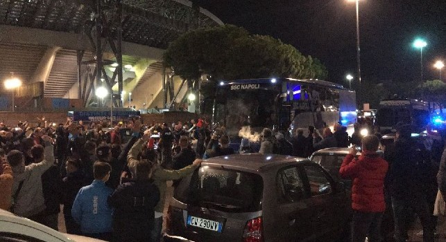 Il pullman del Napoli arriva al San Paolo, grande entusiasmo tra i tifosi! [VIDEO]