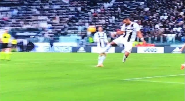 Juventus-Cagliari 2-1 al 45': bianconeri avanti, ma quanti episodi dubbi