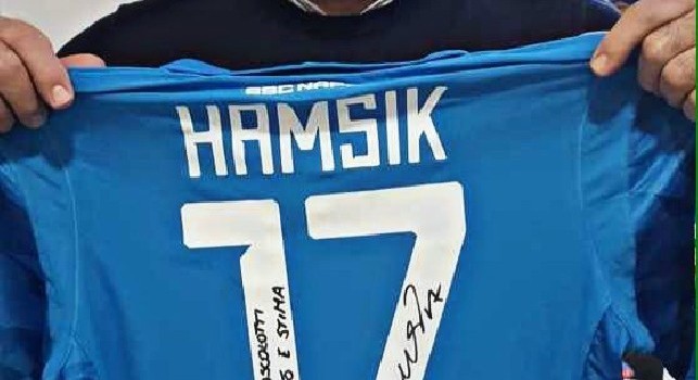 Hamsik spegne le polemiche e regala a Bruscolotti la maglia del record di presenze! [FOTO]