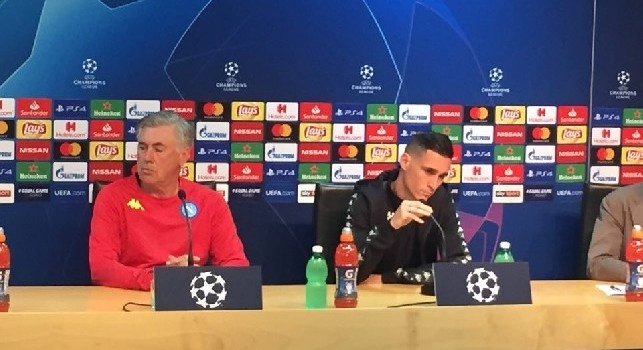 Carlo Ancelotti in conferenza stampa con Callejon per Napoli-PSG