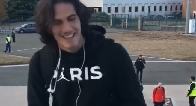 Il Paris Saint-Germain vola verso Napoli: Cavani <i>paparazzato</i> con un sorriso smagliante [VIDEO]