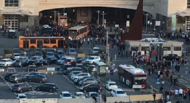 I tifosi del PSG arrivano a Napoli, le immagini dello sbarco mostrate sui social del club [VIDEO]