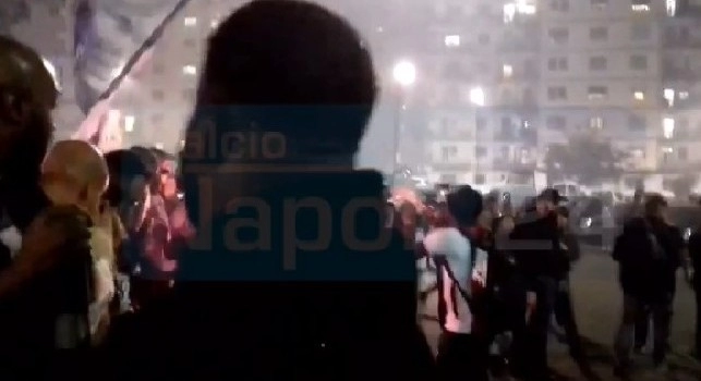 Tifosi del Napoli e del PSG all'esterno del San Paolo