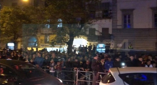 Tifosi azzurri attendono l'uscita del PSG, cori per Cavani fuori l'albergo e tanto entusiasmo! [VIDEO CN24]