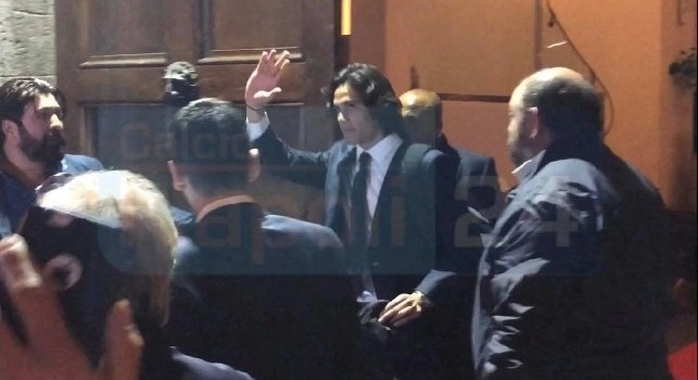 Il PSG lascia l'Hotel Caracciolo, ovazione per Cavani: il Matador saluta i tifosi del Napoli [VIDEO CN24]