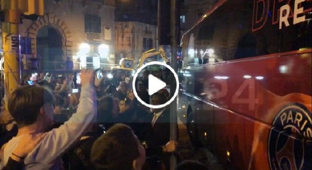 Il PSG lascia Hotel Caracciolo, delirio e ressa dei tifosi per il pullman verso il San Paolo [VIDEO CN24]