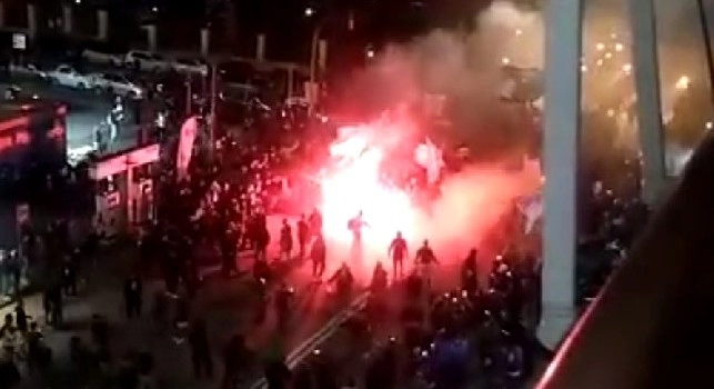Sarò con te, cantano i tifosi di Napoli e PSG: spettacolo da brividi! [VIDEO]