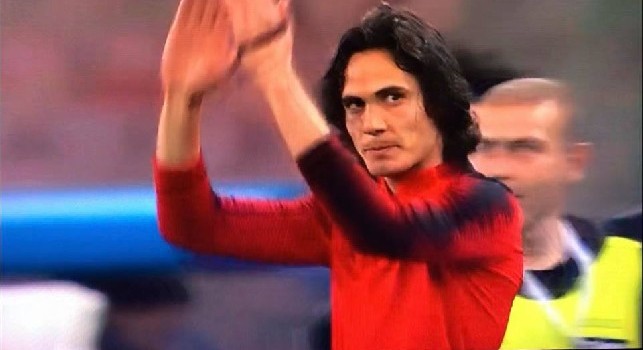 Cavani fa il suo ingresso in campo tra gli applausi! Cambio anche per il Napoli, esce Maksimovic ed entra Hysaj