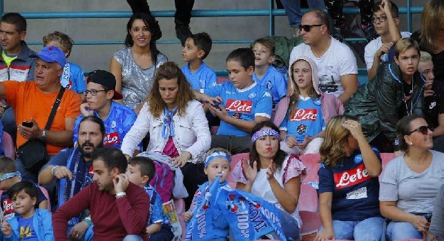 Tifosi impazziti al gol di Insigne, ecco cosa succede in Tribuna Posillipo! [VIDEO]