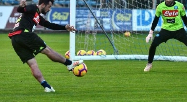 Il ritorno in campo di Younes si avvicina: il tedesco posta uno scatto mentre calcia in porta [FOTO]