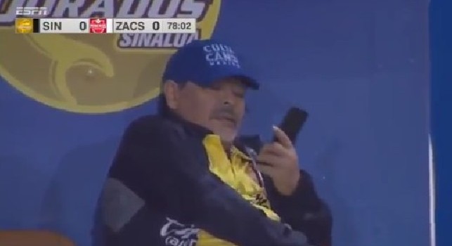 Incredibile Maradona, pizzicato col cellulare in panchina durante il match dei Dorados [VIDEO]