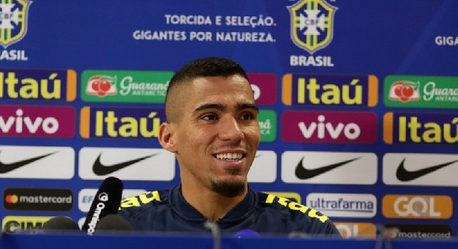 Allan in conferenza stampa con la maglia del Brasile, foto: Selecao Brazil