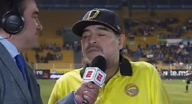 Maradona si blocca per 11 secondi in una intervista che fa il giro del web [VIDEO]