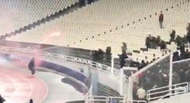 AEK Atene-Ajax, caos sugli spalti: lancio di molotv e fumogeni nel settore ospiti [VIDEO]