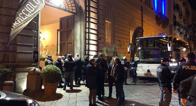 CN24 - Allerta traffico all'esterno di Palazzo Caracciolo: si cerca una soluzione per il pullman della Stella Rossa