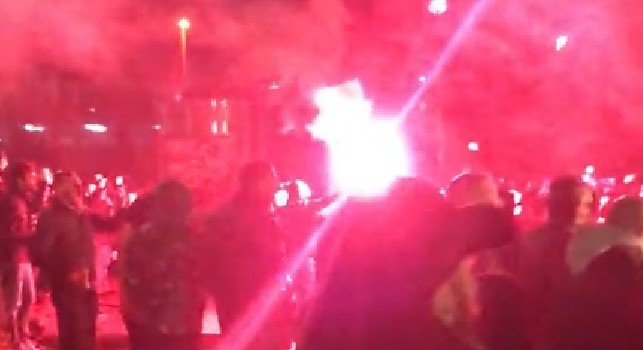 Splendida atmosfera all'esterno del San Paolo: tifosi serbi e partenopei insieme, confermato il gemellaggio [VIDEO]