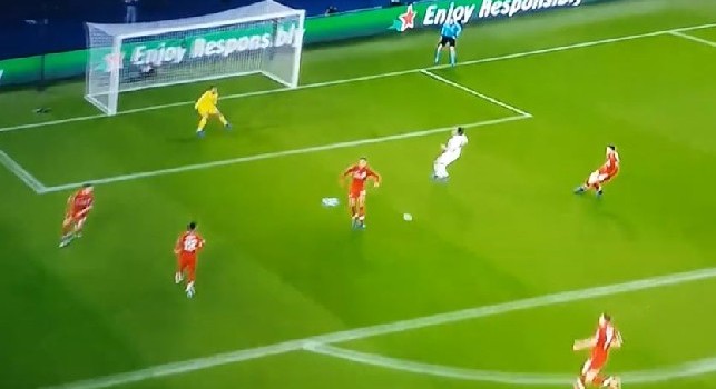 Le cose si complicano per il Napoli, PSG in vantaggio contro il Liverpool, che regalo di van Dijk [VIDEO]