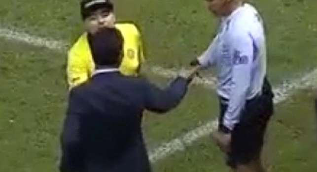 Dorados, Maradona litiga con l'allenatore avversario e viene inevitabilmente espulso! [VIDEO]