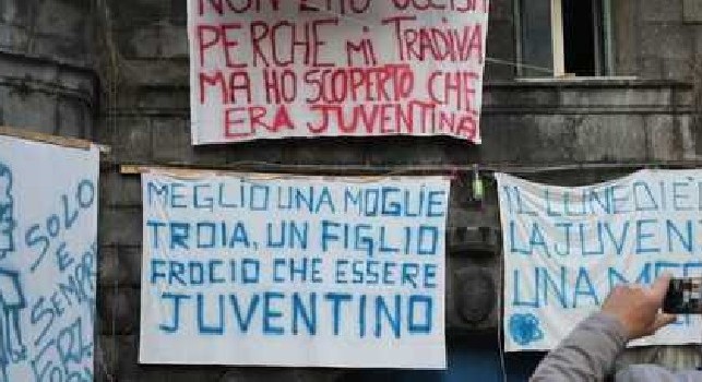 Napoli, scritte choc alla Sanità: nasce 'Piazzetta Juve merda' [FOTO]