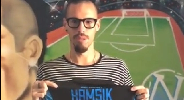 Hamsik capitan solidariet&agrave;: l'azzurro dona una sua maglia autografata per l'evento L'Arcobaleno Napoletano [VIDEO]
