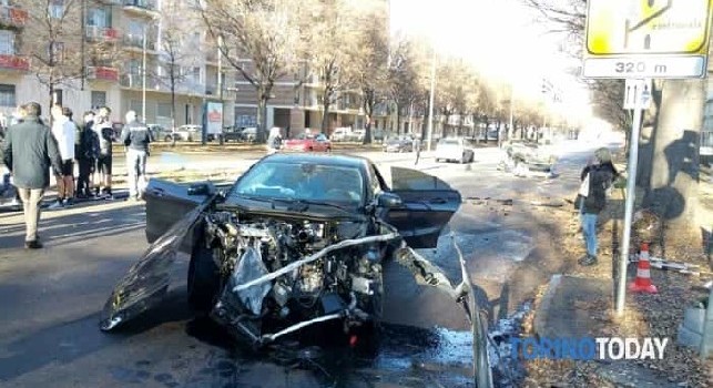 Terribile incidente a Torino: una volante della Polizia si scontra con un'auto dei giocatori della Juventus, finiscono tutti in ospedale [FOTOGALLERY]